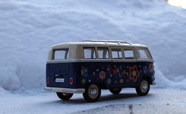 Camping-car Volkswagen Combi dans la neige
